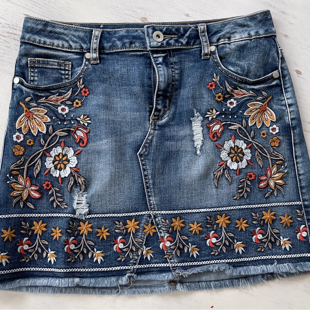 Altar d State Women’s small floral embroidered denim skirt